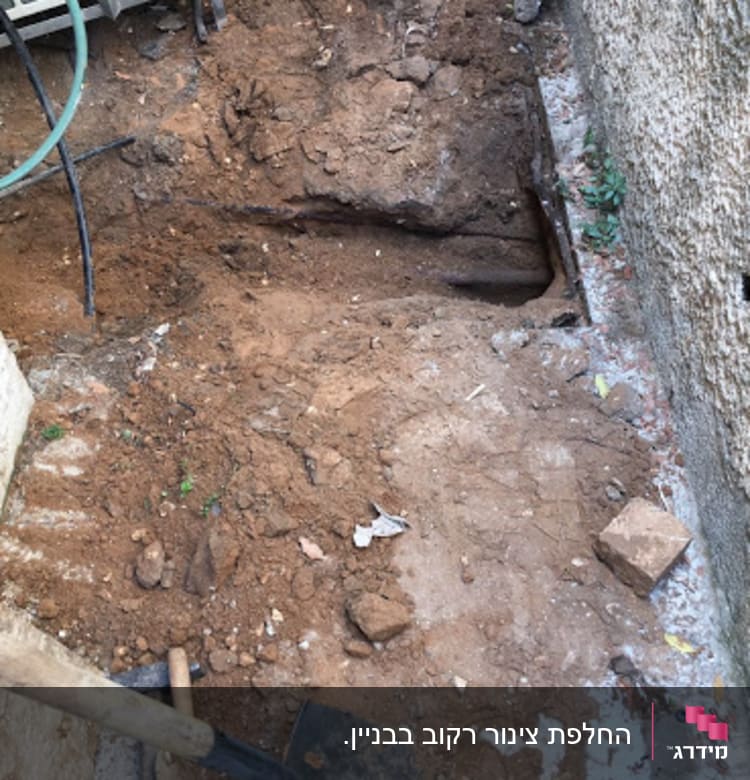 חפירה באדמה עם צינור וכלי עבודה